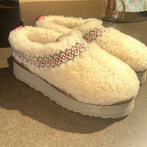 BRAND NEW Sherpa Tan Ugg Slippers